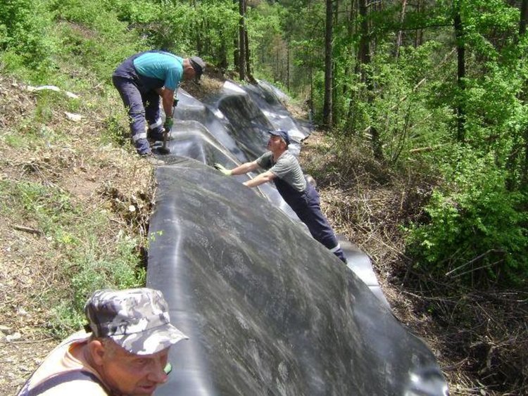 Активно се работи по укрепване на свлачището, затворило пътя за Мадан преди два месеца