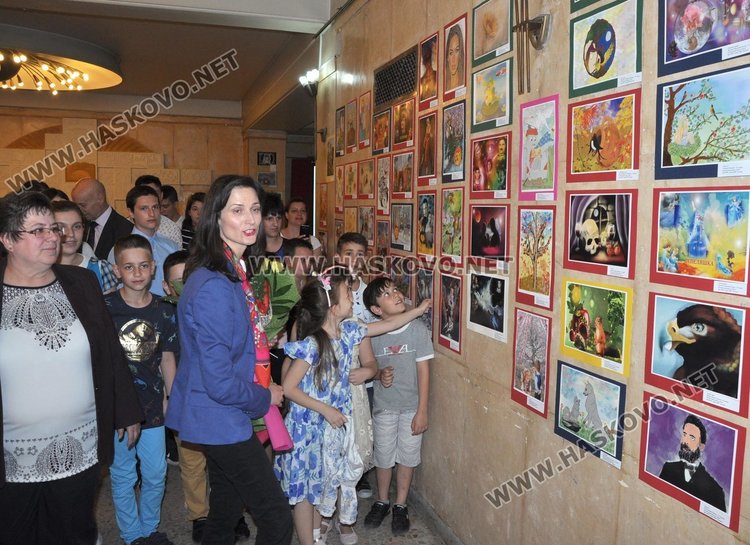 Еврокомисарят Мария Габриел оборудва модерен IT кабинет в Хасково 