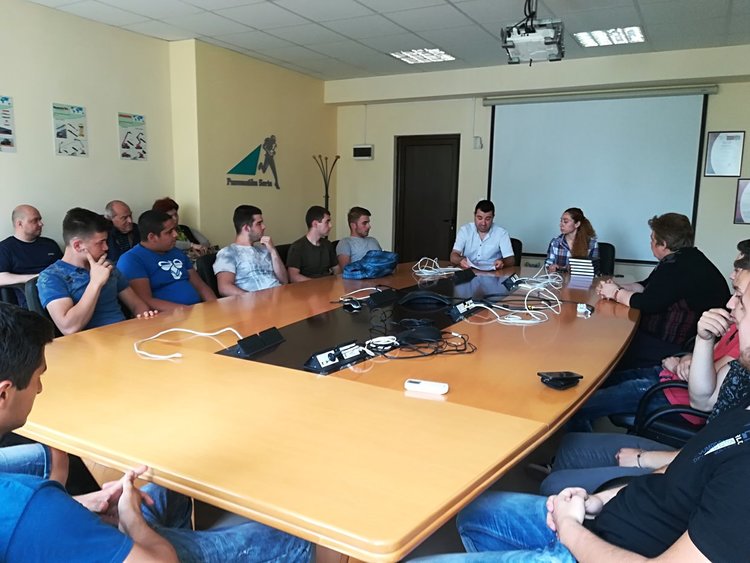 Електрониката с практика в „Пневматика”, отчита резултати