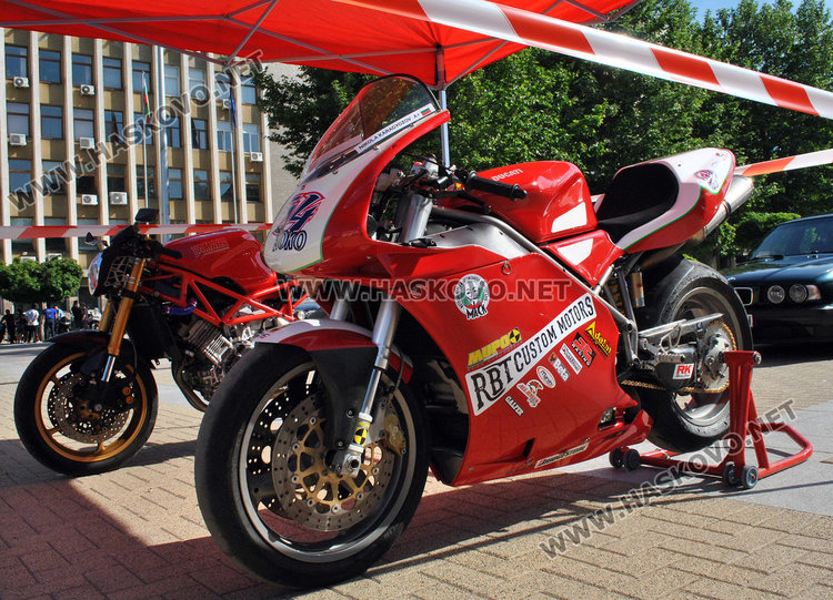  Тунинговани автомобили и мотори украсиха площада в Хасково 