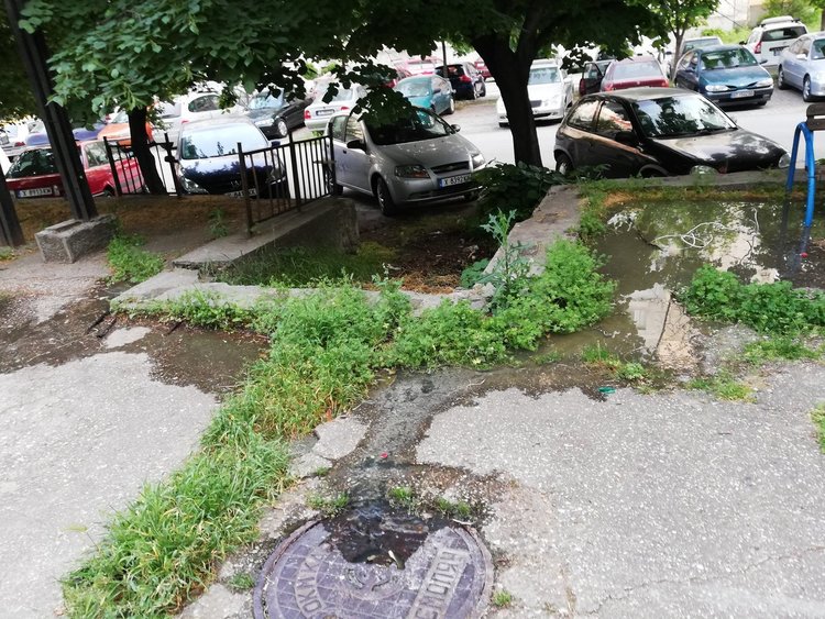 Хасковлийка: Избила канализация усмърдя детска площадка на „Раковски“