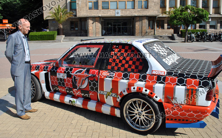  Тунинговани автомобили и мотори украсиха площада в Хасково 