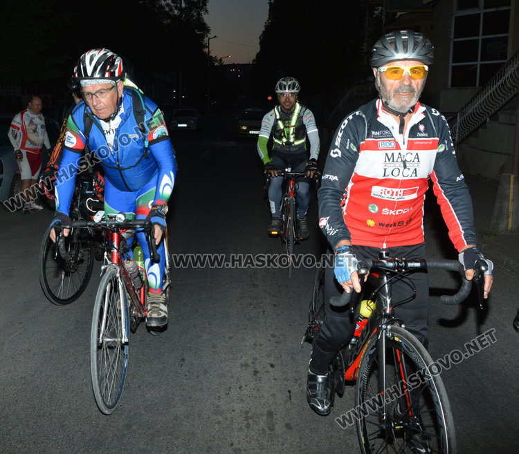Костадин Костадинов (вдясно) стартира в колоездачната обиколка тази сутрин от Хасково