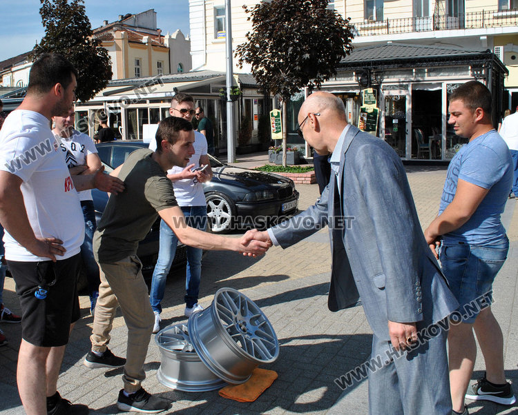  Тунинговани автомобили и мотори украсиха площада в Хасково 
