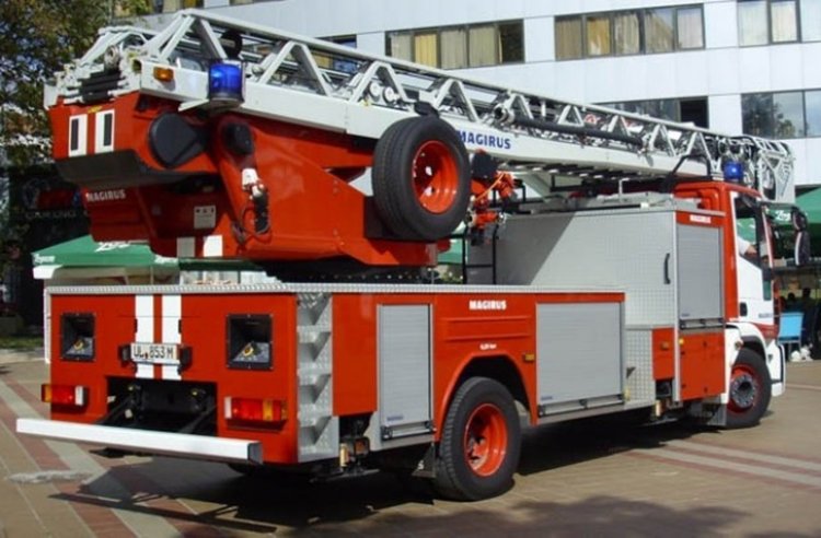 Голям пожар в София, изгоря търговски склад 