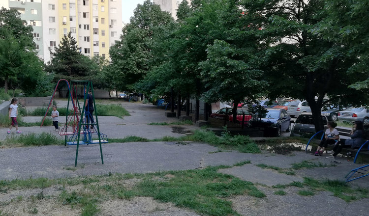 Хасковлийка: Избила канализация усмърдя детска площадка на „Раковски“