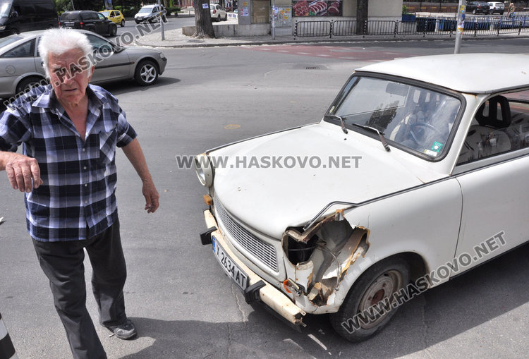 Дядо с трабант засече БМВ на кръстовището до пазара
