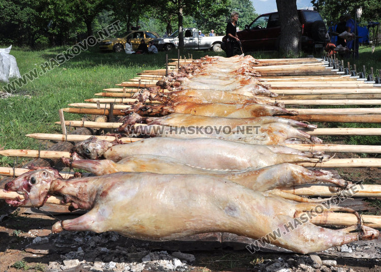 Въртят стотици чевермета край Широка поляна за Хадърлез 