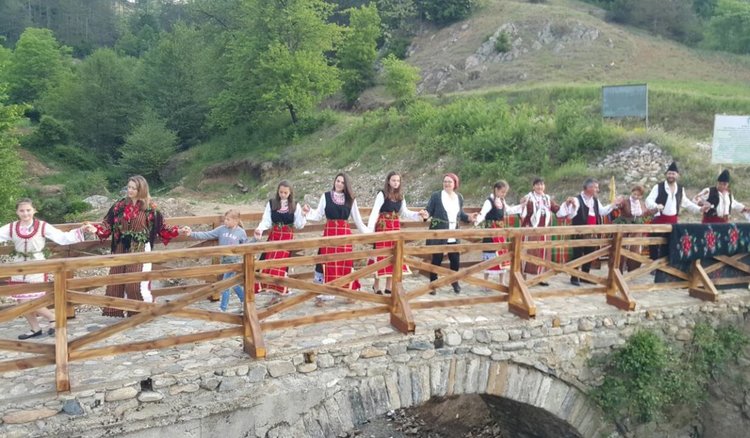 Кметът и хора от Неделино пребродиха реката под Турчи мост за Гергьовден