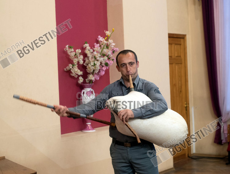 Кат очаст от българската делегация смолянчанинът Стоян Ковачев поздрави домакините с майсторски изпълнения на родопска каба гайда