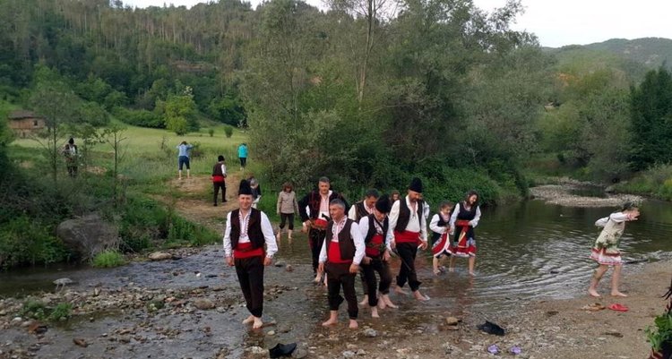 Кметът и хора от Неделино пребродиха реката под Турчи мост за Гергьовден