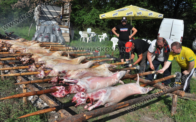 Въртят стотици чевермета край Широка поляна за Хадърлез 