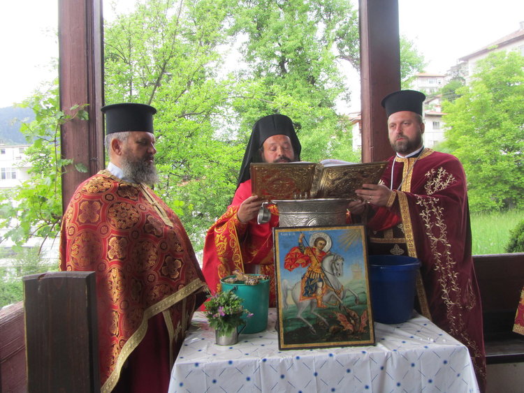 160 години и храмов празник отбеляза църквата „Св. Георги Победоносец“ в Смолнян