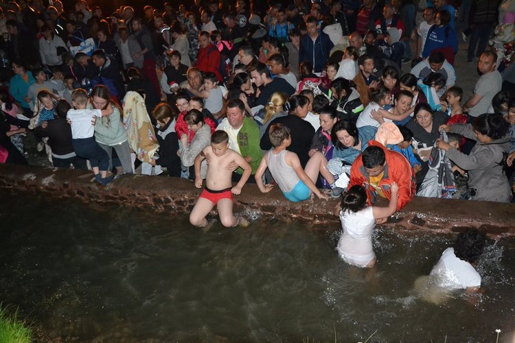 Хиляди се стекоха на Дамбалъ в нощта на 5 срещу 6 май