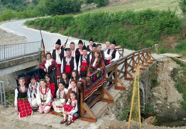 Кметът и хора от Неделино пребродиха реката под Турчи мост за Гергьовден