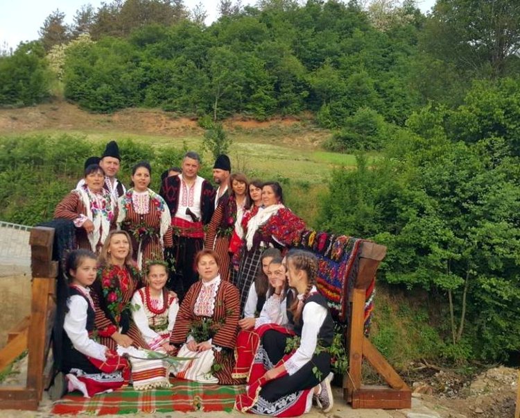 Кметът и хора от Неделино пребродиха реката под Турчи мост за Гергьовден