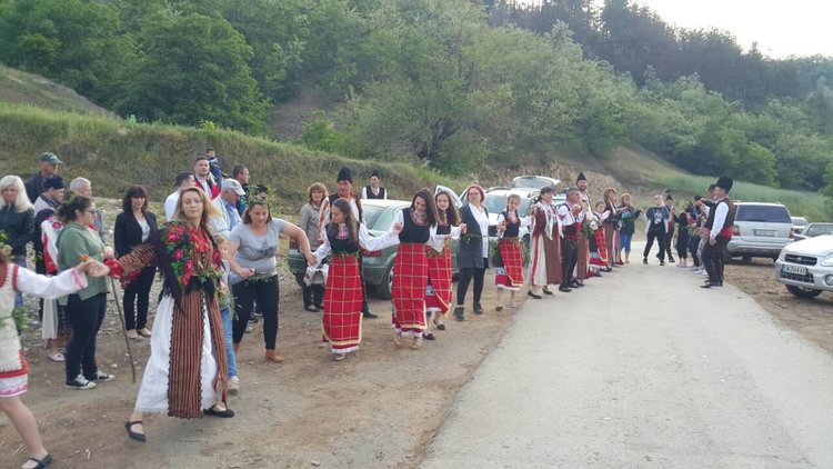 Кметът и хора от Неделино пребродиха реката под Турчи мост за Гергьовден