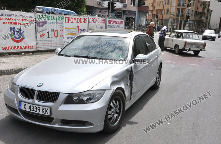 Дядо с трабант засече БМВ на кръстовището до пазара