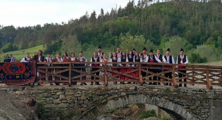 Кметът и хора от Неделино пребродиха реката под Турчи мост за Гергьовден