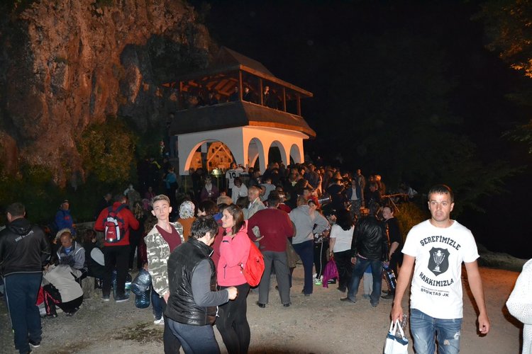 Хиляди се стекоха на Дамбалъ в нощта на 5 срещу 6 май