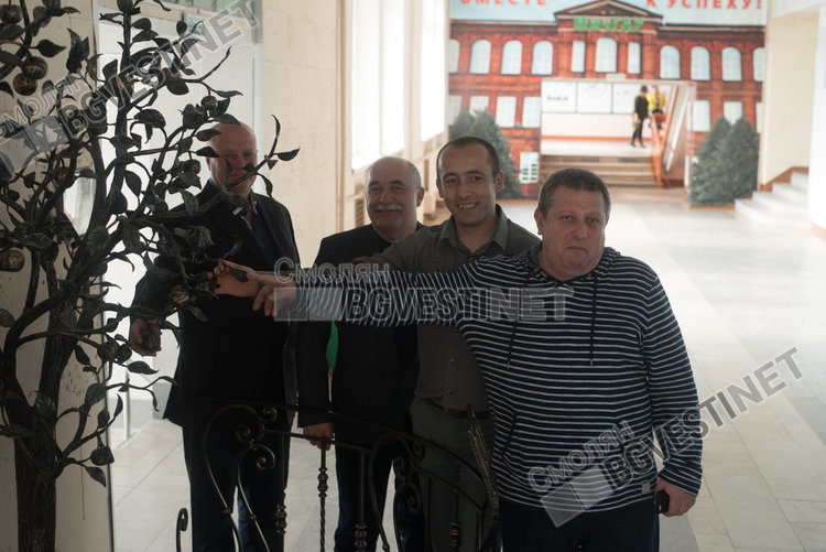 Изкованата ябълка от метал във фоайето на Института е символ на изключителните достижения на учените в селектирането на ябълкови сортове