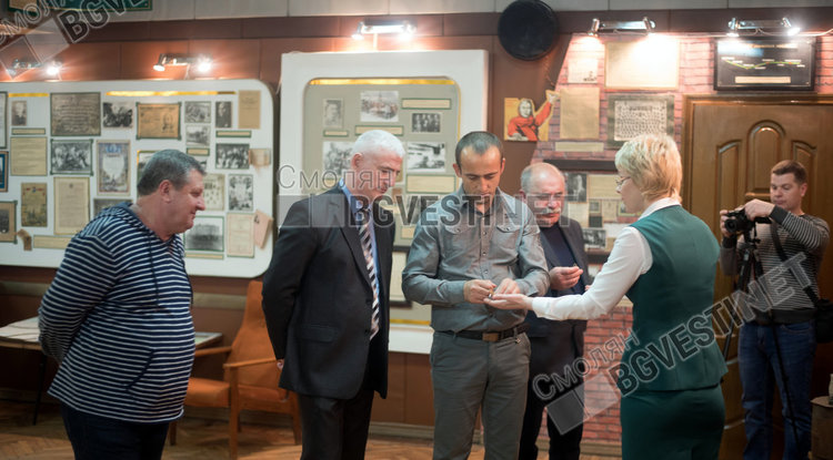 Домакините са любезни да разказват и показват на българските гости това, което не всеки може да види