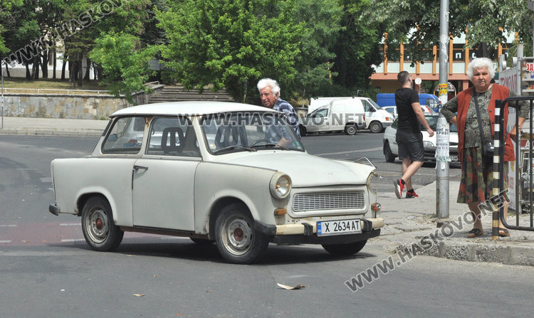 Дядо с трабант засече БМВ на кръстовището до пазара