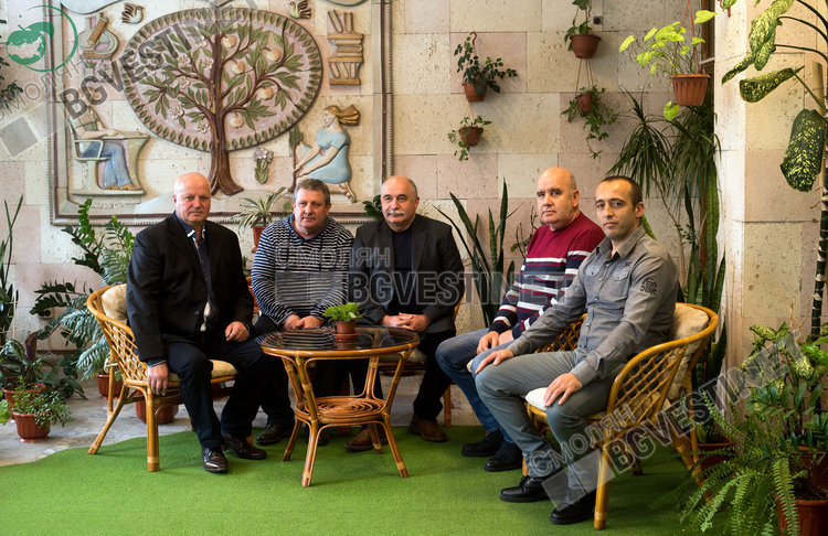 Част от българските гости в предверието на зимната градина