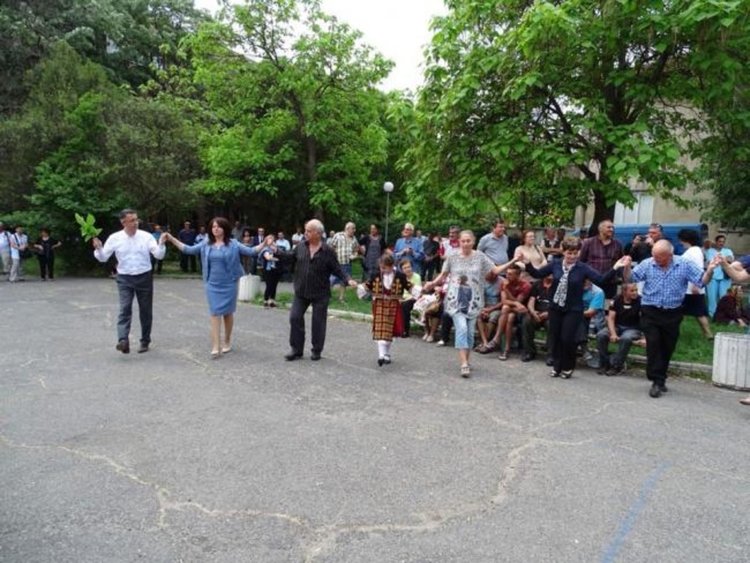 Хоро се изви пред храма "Св.Георги  Победоносец " на Гергьовден в Кърджали