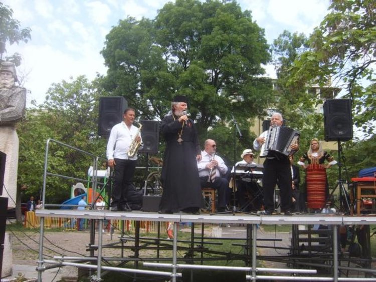 Хоро се изви пред храма "Св.Георги  Победоносец " на Гергьовден в Кърджали