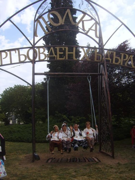 Кърджалийци се люляха за здраве в центъра на Кърджали по вековна традиция