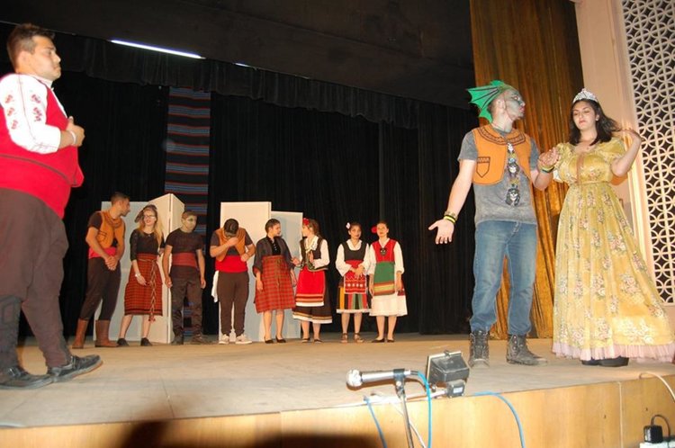 Артисти от ПГСС разказаха как Георги побеждава триглавия змей