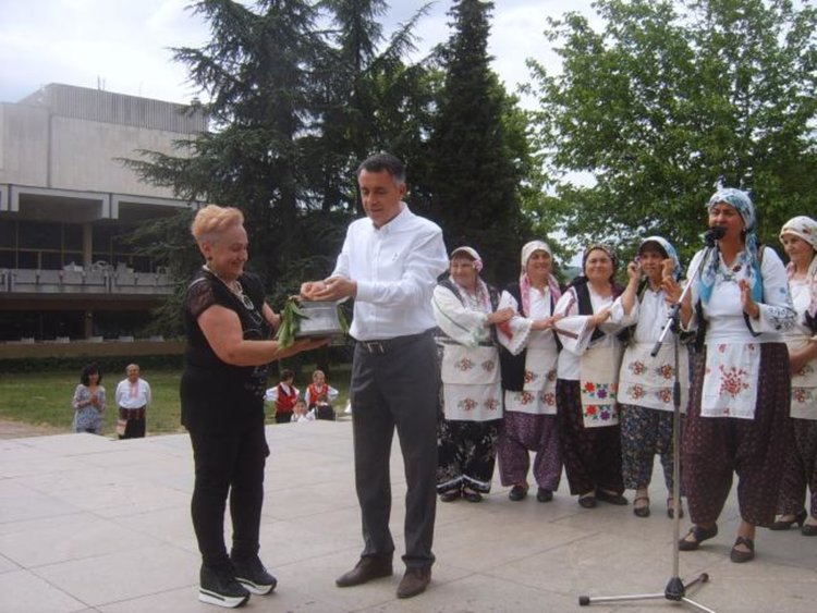 Кърджалийци се люляха за здраве в центъра на Кърджали по вековна традиция