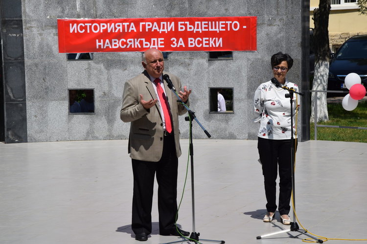 Отбелязаха Световния ден на Червения кръст и Червения полумесец на празник в Момчилград