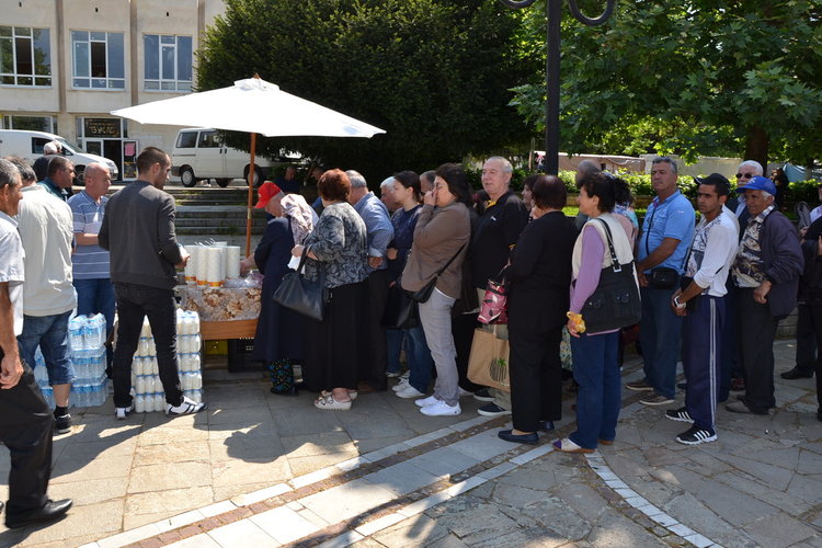 Общ курбан за здраве събра мюсюлмани и християни в Момчилград