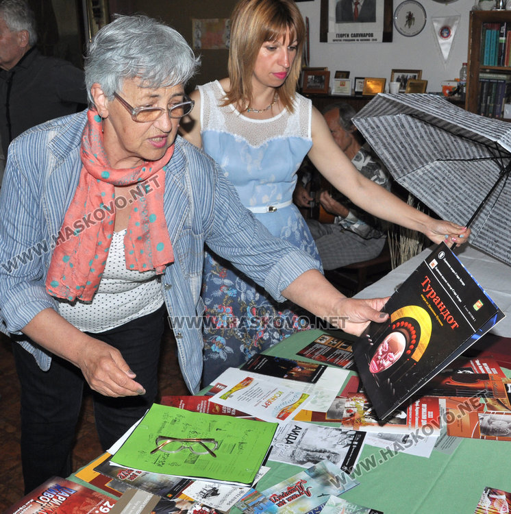 Венета Стратиева показва колекцията си от оперни програми