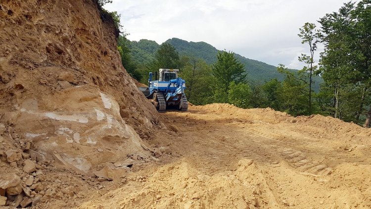 Временният път е готов на 90 %, подготвя се бивак за техниката, база за преработка на скален материал и депо за фракции