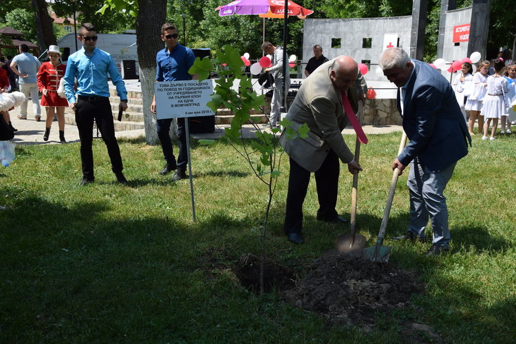 Отбелязаха Световния ден на Червения кръст и Червения полумесец на празник в Момчилград