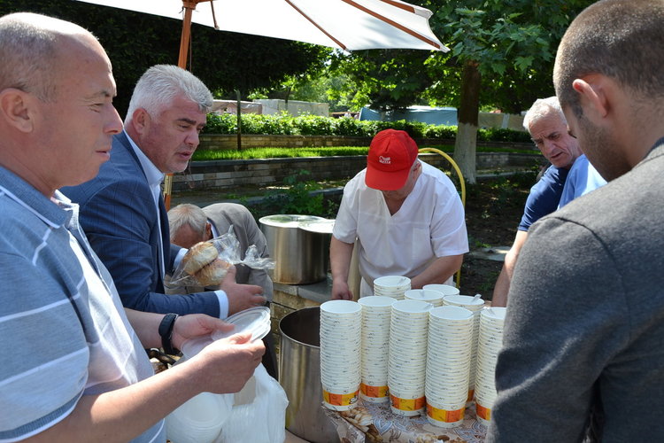 Общ курбан за здраве събра мюсюлмани и християни в Момчилград