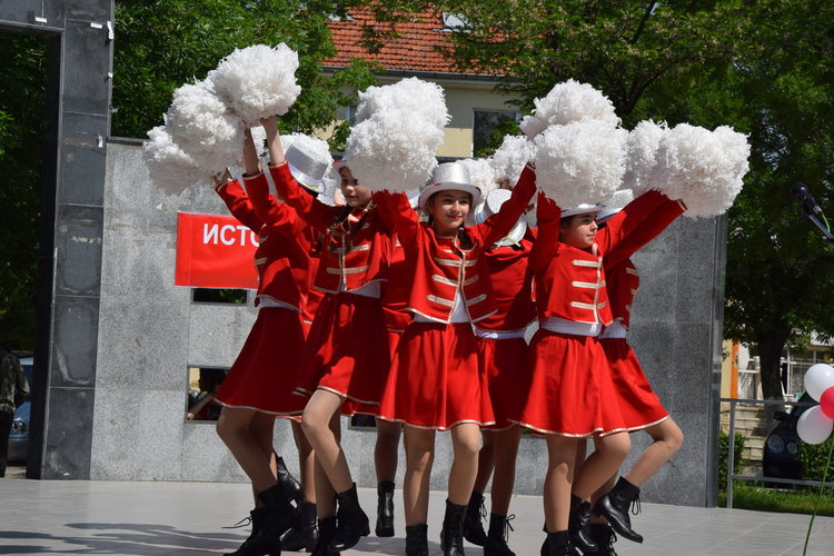 Отбелязаха Световния ден на Червения кръст и Червения полумесец на празник в Момчилград