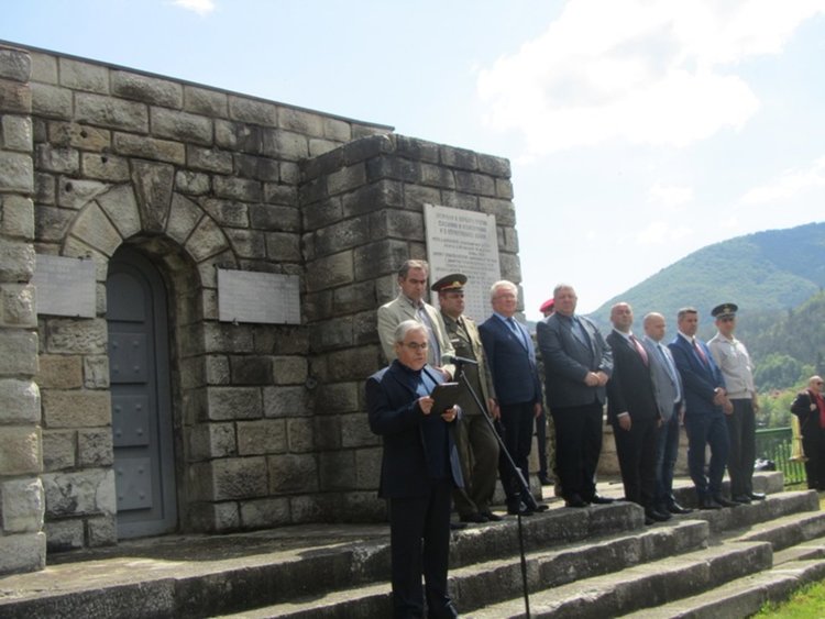 Смолян се поклони пред паметника на загиналите във войните
