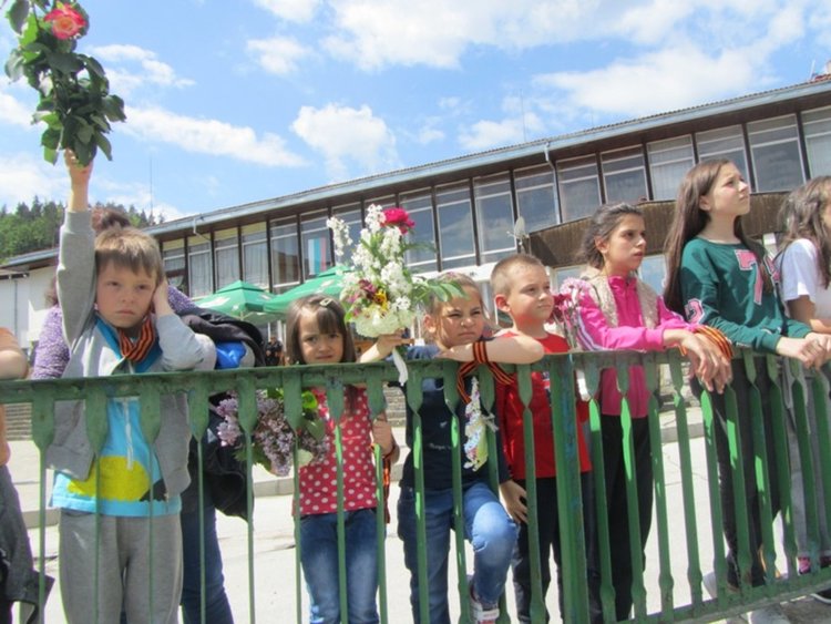 Смолян се поклони пред паметника на загиналите във войните