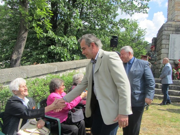 Смолян се поклони пред паметника на загиналите във войните