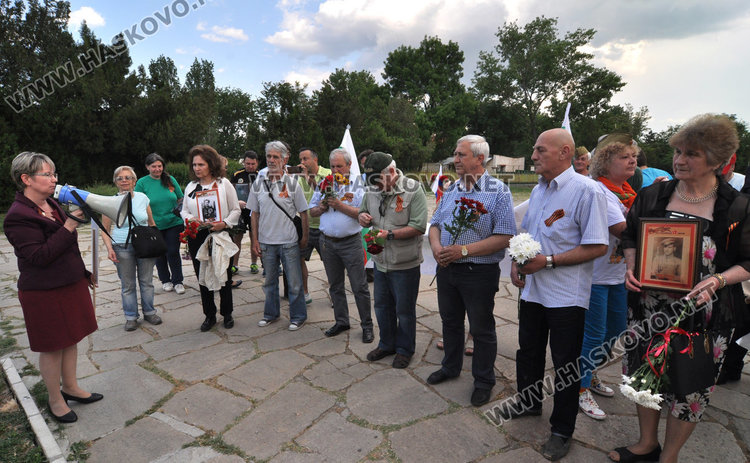 Безсмъртният полк с марш и в Хасково, веят руски и съветски знамена 