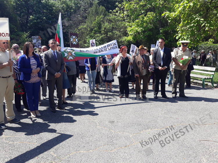 Безпрецедентно единство! Кмет и областен поведоха Безсмъртния полк в Деня на Победата