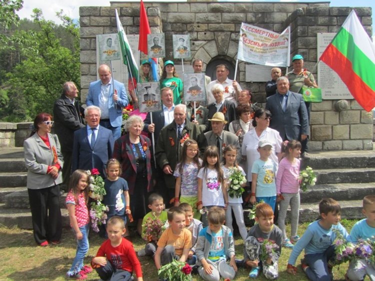 Смолян се поклони пред паметника на загиналите във войните