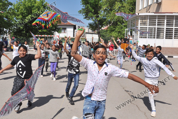 Хвърчила полетяха в Деня на Европа в три хасковски училища