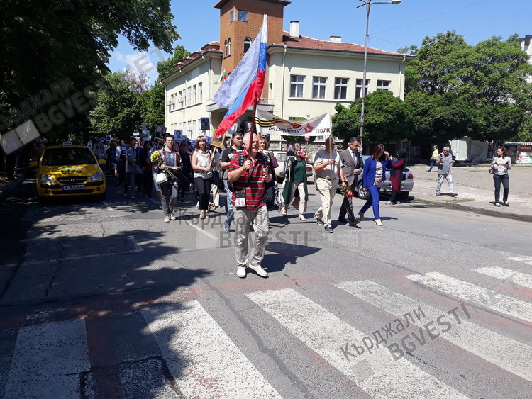 Безпрецедентно единство! Кмет и областен поведоха Безсмъртния полк в Деня на Победата