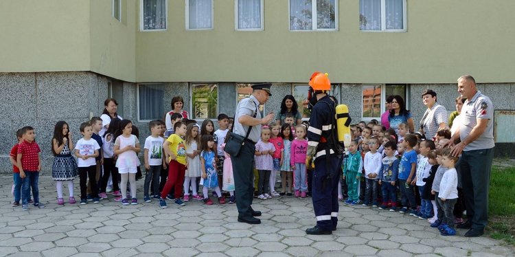 „Евакуираха“ деца при учение за пожар в Черноочене