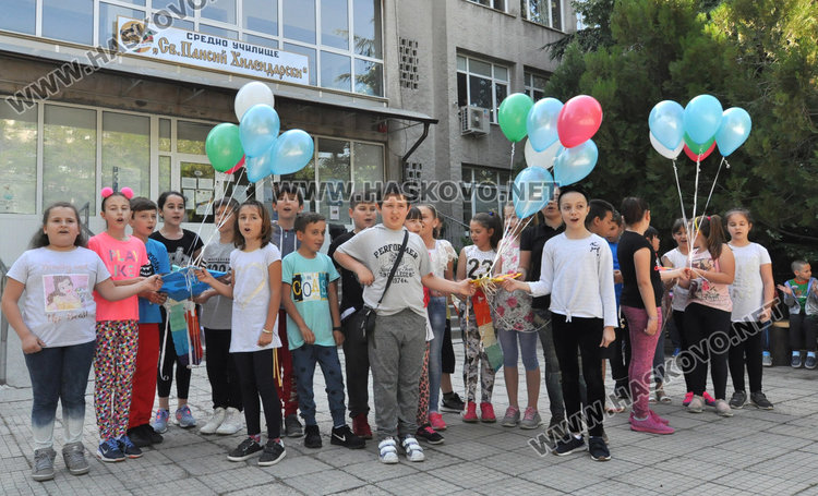 Хвърчила полетяха в Деня на Европа в три хасковски училища
